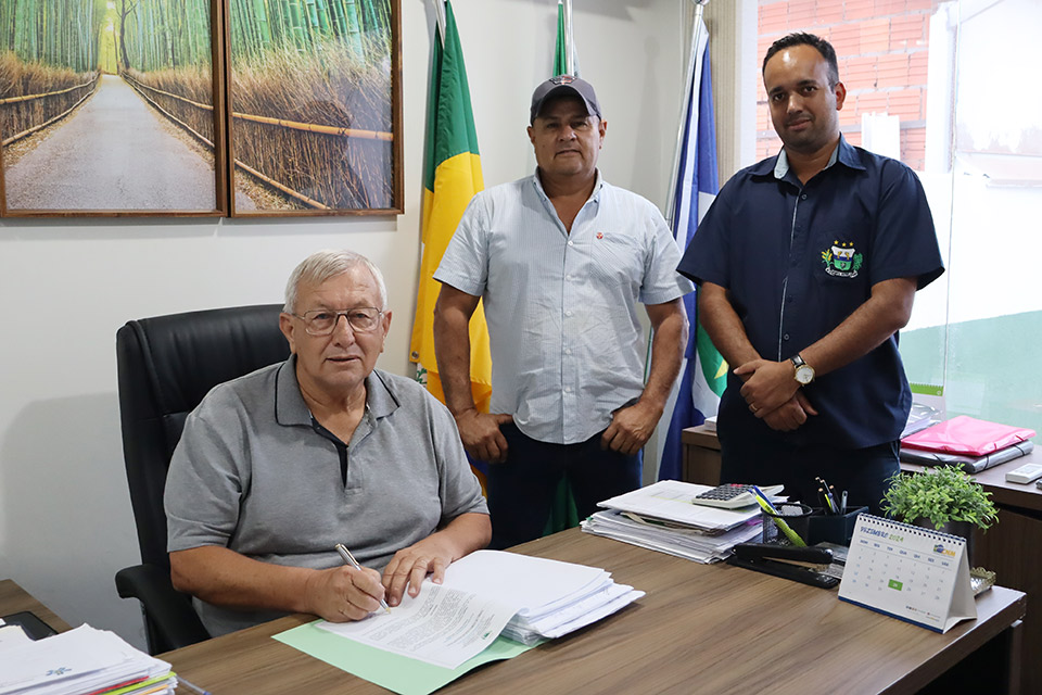 MOMENTO DA ASSINATURA: Prefeito Eugênio Pelachim, secretário de Obras, Salvador Cardoso e o assessor de licitação, Hiago Carlos. – Foto: Armando Paulo – Folhadomedionorte.